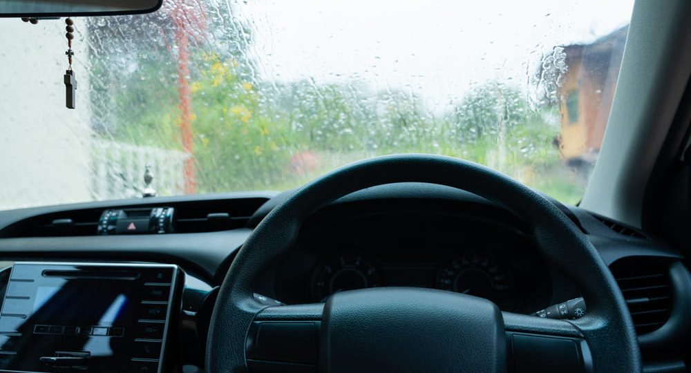Guía práctica para manejar con seguridad en época de lluvias en Panamá